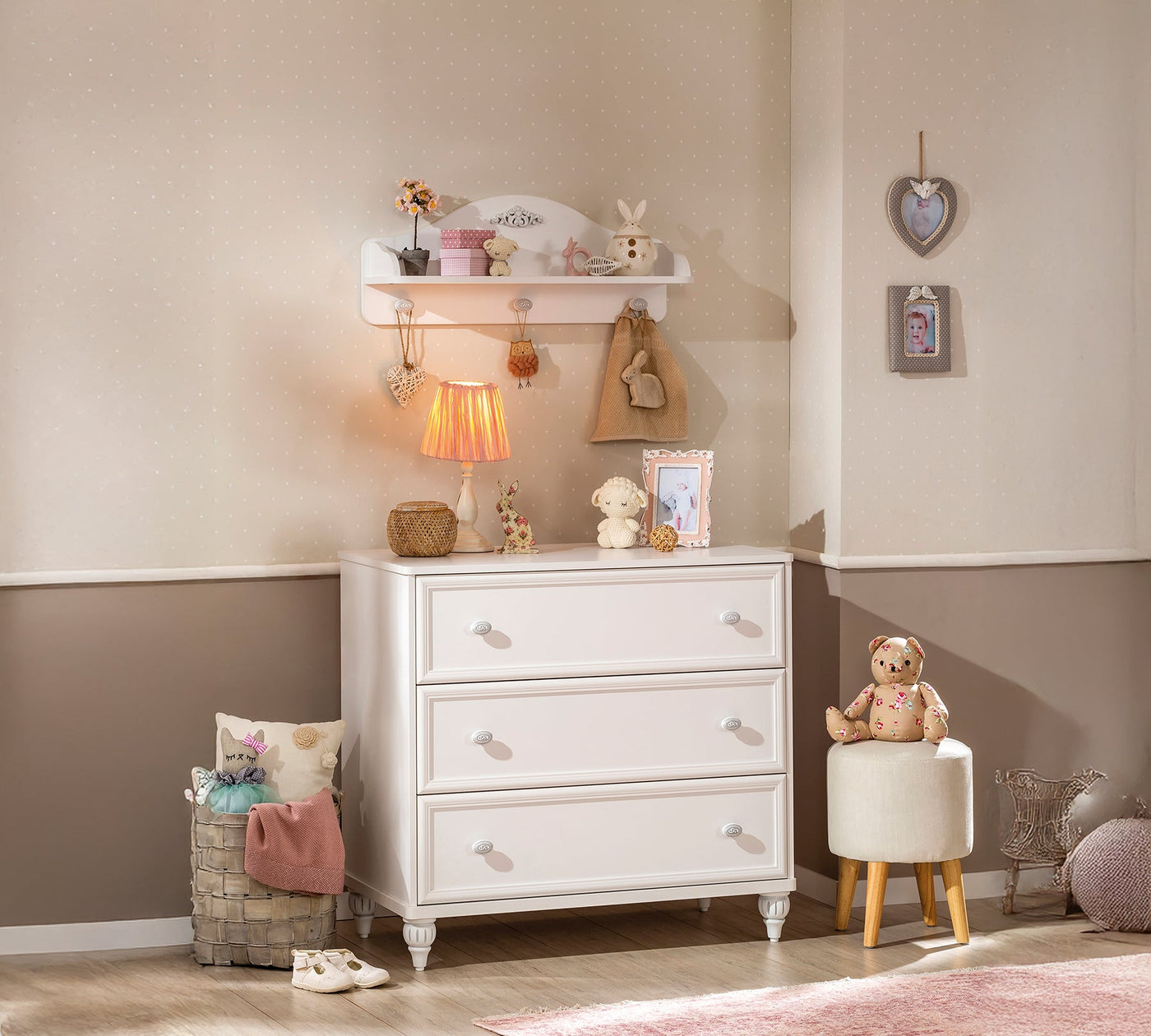 Romantica Komodë me Fijoka