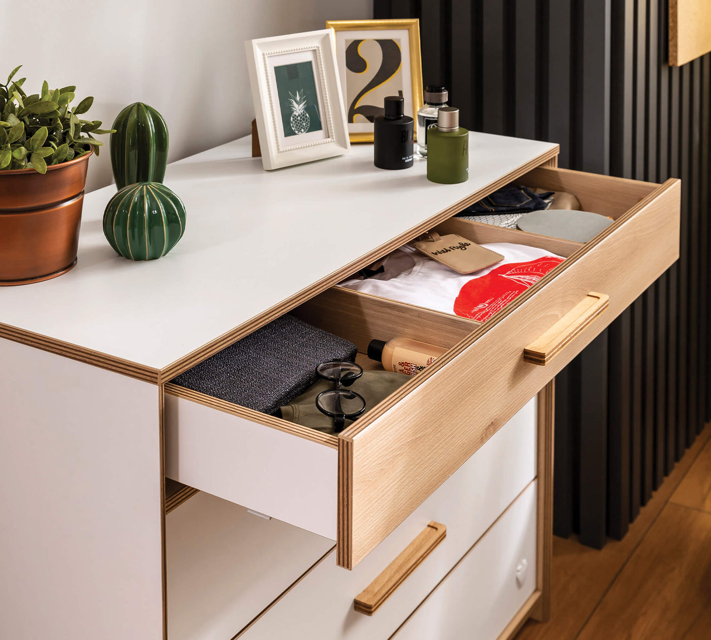 Modera Komodë e gjerë me Fijoka