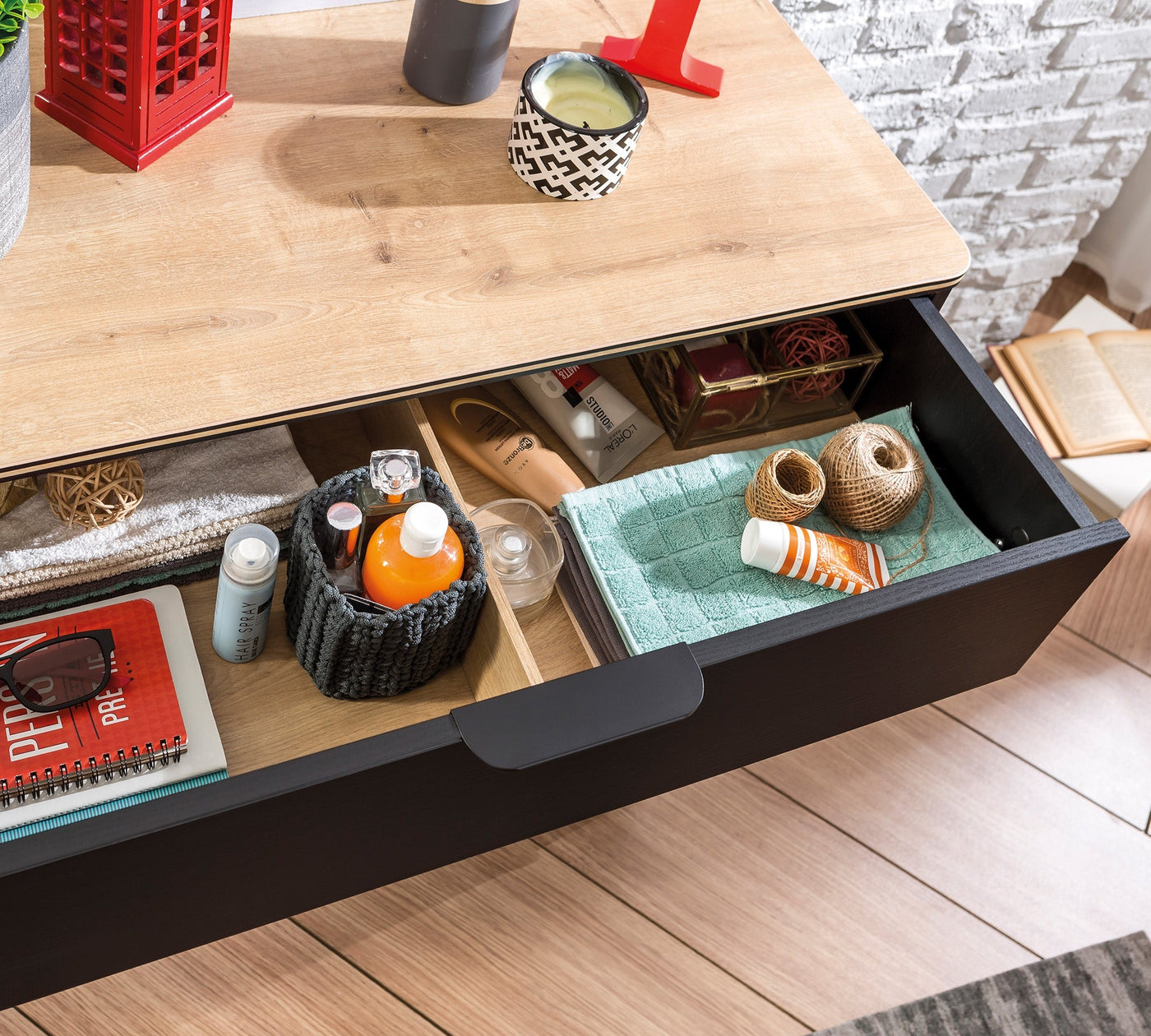 Black Komodë me fijoka