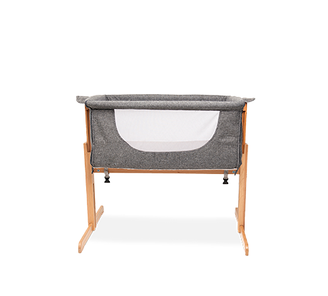 Sallanır Djep anësorë pranë shtratit të nënës