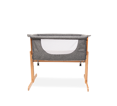 Sallanır Djep anësorë pranë shtratit të nënës