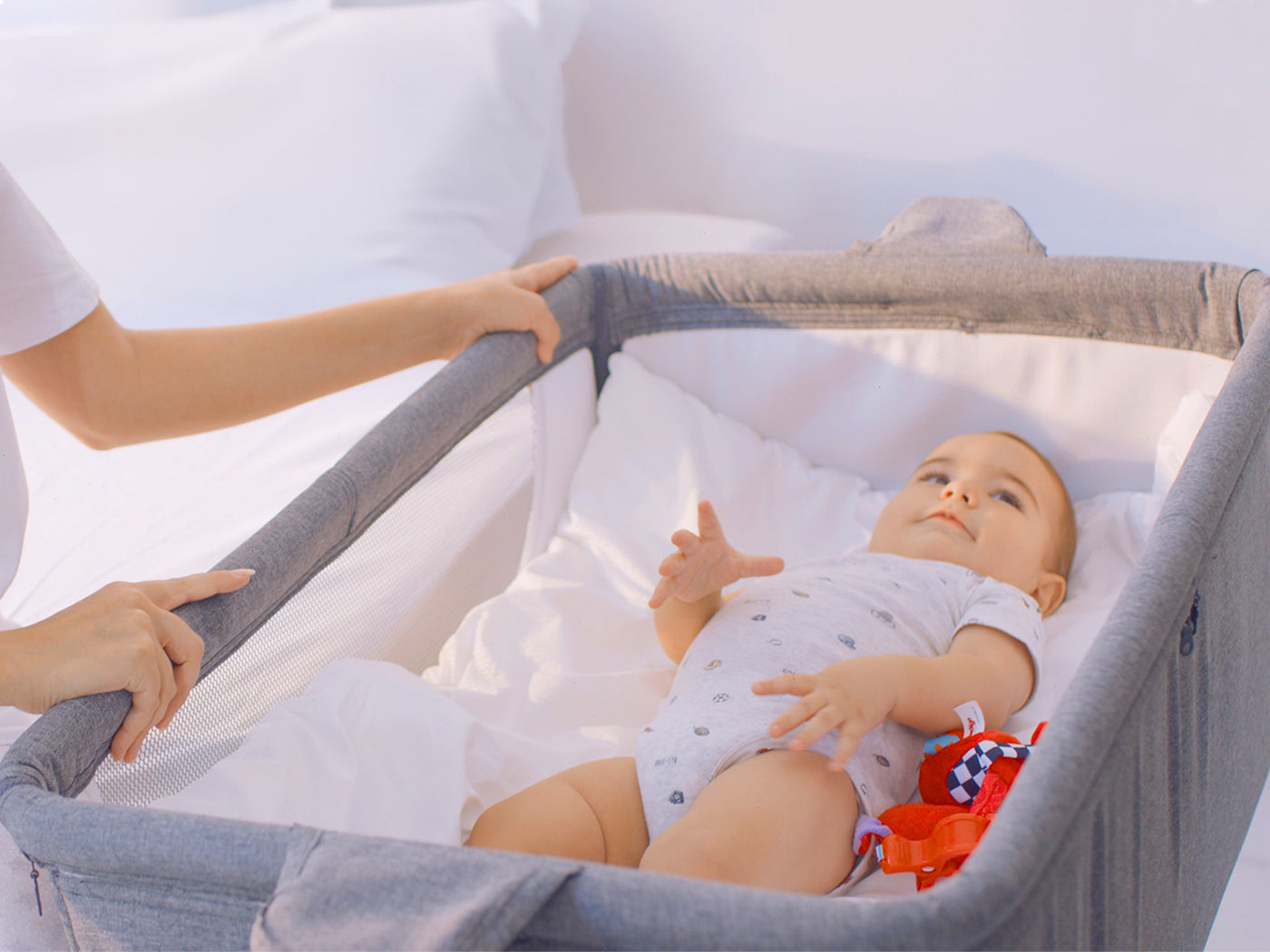 Sallanır Djep anësorë pranë shtratit të nënës